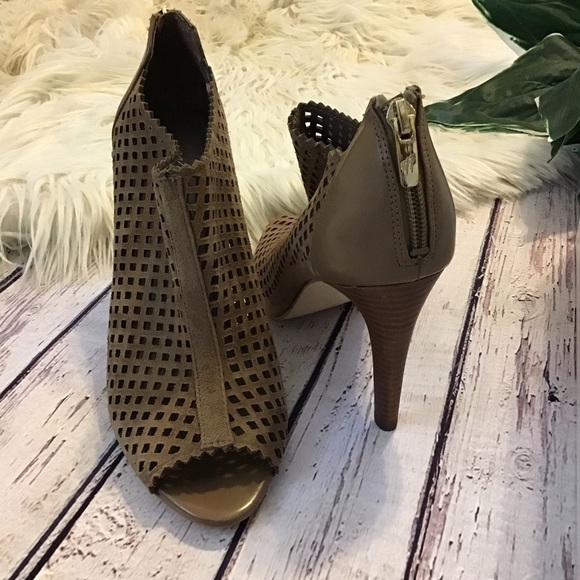 Marc Fisher Peddle peep toe heels size 9 M - Picture 7 of 8